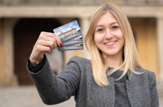 Blonde frau mit 3 Jahreskarten